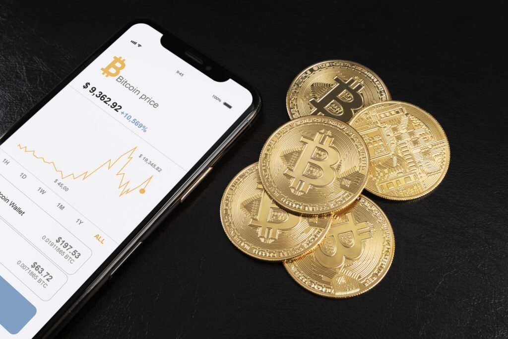 minimalistic-still-life-assortment-with-cryptocurrency-1024x683 Crédito e Finanças Pessoais: Tendências para 2025